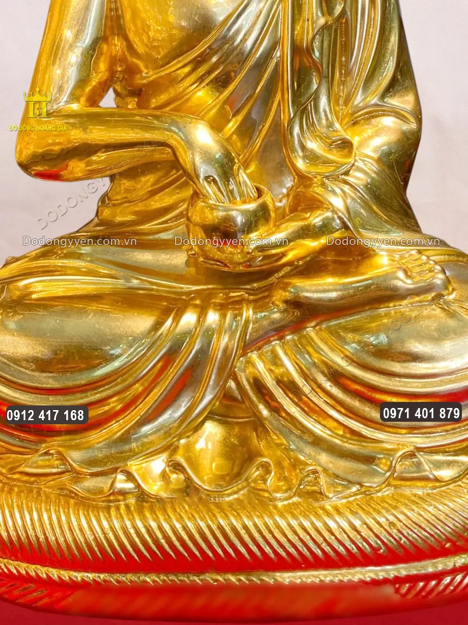 Ng&agrave;i ngồi theo thế kiết gi&agrave;, tay cầm b&aacute;t khất thực